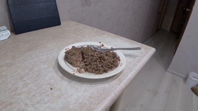 Готовое блюдо гречка с якобы котлетой, но это пародия на котлету! ((