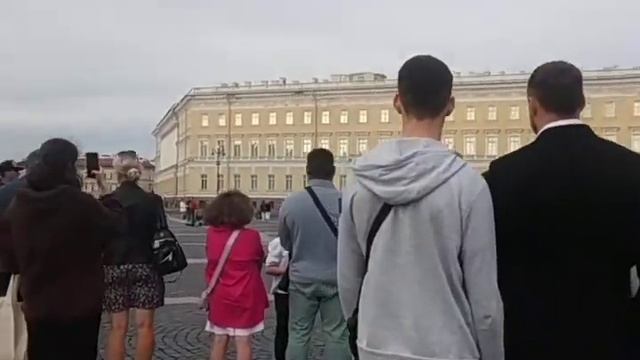 звук гитары вечером на дворцовой площади,что может быть романтичнее наф закате дня?Привет из Питера смотреть онлайн