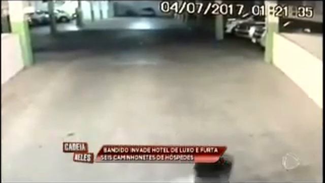 Bando invade hotel e leva 6 carros de luxo смотреть онлайн