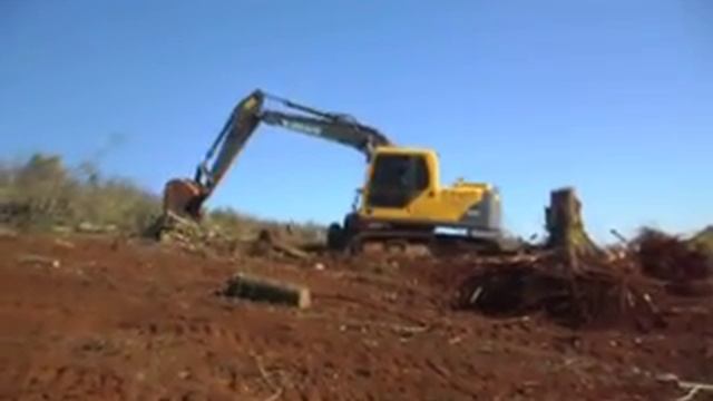 Escavadeira Volvo EC140 Destocando! смотреть онлайн