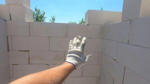 Сам строю ГОСТЕВОЙ ДОМ на две студии! Продолжаю кладку блоков.