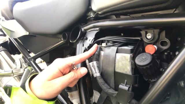 2015 BMW GS 1200 Battery Change смотреть онлайн