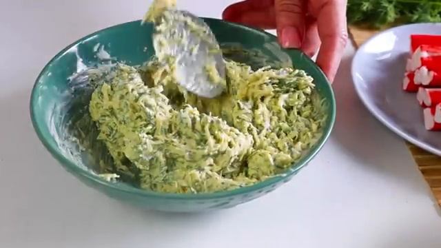 Крабовый салат с капустой, кукурузой и помидором пошаговый рецепт