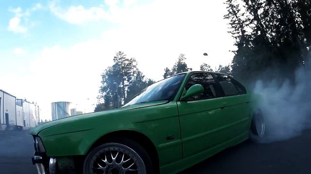 E34 535 Turbo Slow Mo Burnout смотреть онлайн