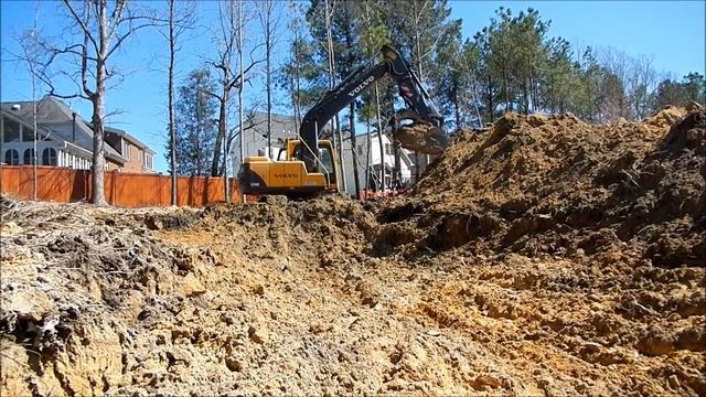 Volvo EC140 Excavator bailing dirt смотреть онлайн