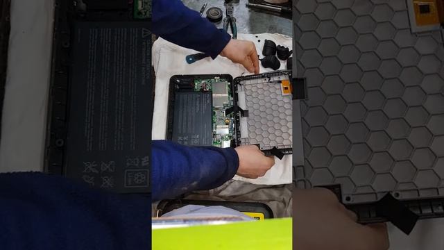 Замена аккумулятора на планшете AUTEL MAXISYS PRO часть2 смотреть онлайн