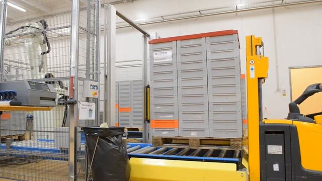 Робот Kawasaki ZX130Lперемещает блоки сыра моцарелла на заводе Arla branderup смотреть онлайн