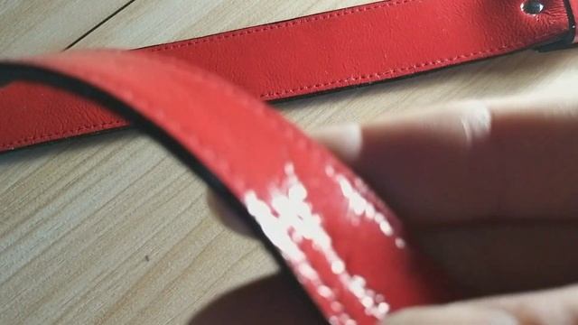 Два кожаных лаковых красных ремня ручной работы. смотреть онлайн
