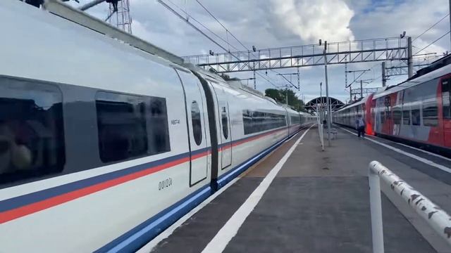 "Сапсан" проезжает станцию "Клин" смотреть онлайн