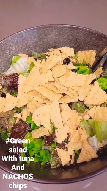 Green salad 🥗 with tuna and NACHOS chips смотреть онлайн