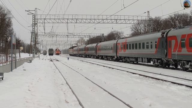 Электровозы ЧС7-075 и ВЛ11.8-789 на ст.Берендеево Северной жд. смотреть онлайн