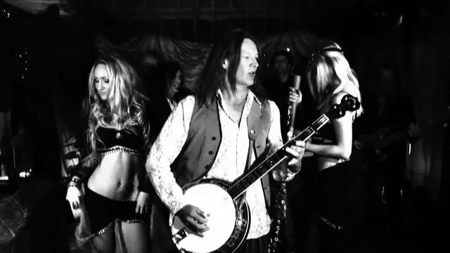 Walk Like An Egyptian covered by the Round Mountain Girls смотреть онлайн