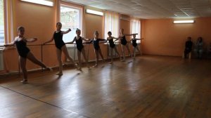 Комбинация Battement tendu jeté с левой ноги