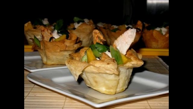 Холодные закуски мясные:Фило-стаканчики с куриным филе,манго и зелёным луком смотреть онлайн