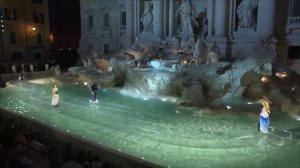 Fendi отметил 90-летие показом в фонтане и представил коллекцию Winter 2016/17. Это прекрасно!