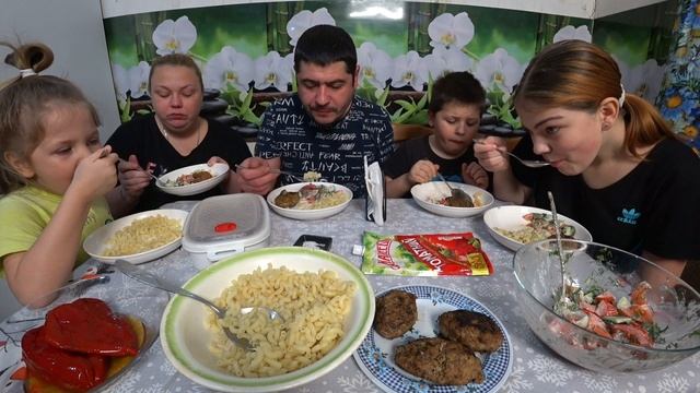 мукбанг, зачищаем холодильник, надо доесть недельные котлеты смотреть онлайн