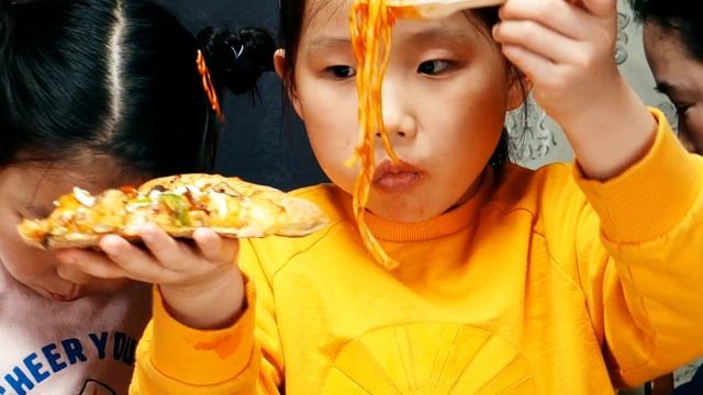 [가족먹방] 피자 이렇게 먹는다면, 어나더레벨! смотреть онлайн