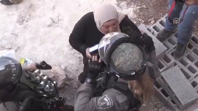 ПОСМОТРИТЕ КАК ИЗРАИЛЬСКИЕ ОККУПАЦИОННЫЕ СОЛДАТЫ НАПАЛА НА ДОМ ГДЕ ЖИВЁТ ПАЛЕСТИНСКАЯ СЕМЬЯ смотреть онлайн