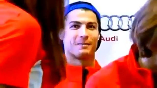 Криштиану Роналду пытается флиртовать с девушкой AUDI смотреть онлайн