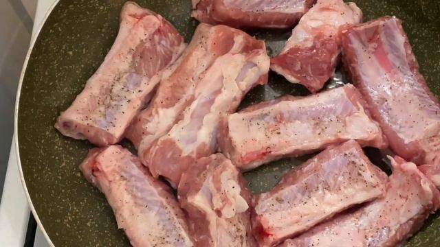 Рёбра свиные на сковородке