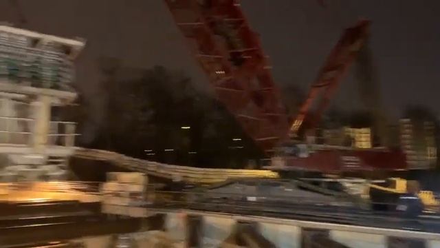 Опуск первой транспортной тележки ТПМК "Надежда" в стартовый котлован на станции "Можайская" смотреть онлайн