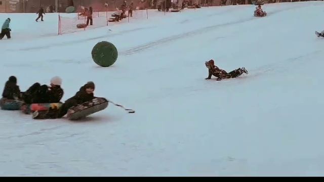 катание на тюбинге смотреть онлайн
