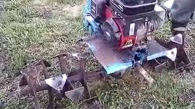 Вспашка земли под картошку гусиными лапками.