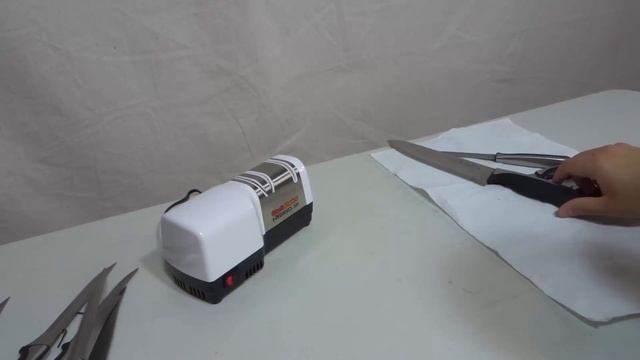 Sharpening Kitchen Knives With An Electric Knife Sharpener
