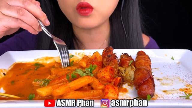 ASMR SPICY ENOKI MUSHROOMS WRAPPED IN BACON & RICE CAKES HOTDOGS(ASMR Eating No Talking) ASMR Phan смотреть онлайн