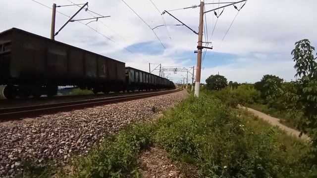 Разгон квартета. Система электровозов 2ЭС5К-151/155 "Ермак" с грузовым поездом и приветом смотреть онлайн