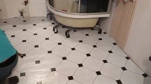 Белый линолеум под плитку в ванную комнату - Как красив линолеум с черным квадратиком