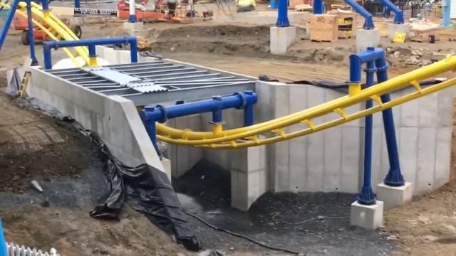 Dutch Wonderland - Merlin's Mayhem Coaster Progress Report and New Restaurant 7/13/2017 смотреть онлайн