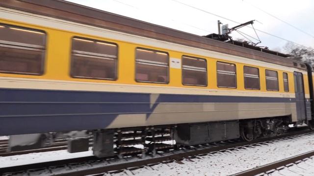Электропоезд ЭР2-1341/3034 на ст. Торнякалнс / ER2-1341/3034 EMU at Tornakalns station смотреть онлайн