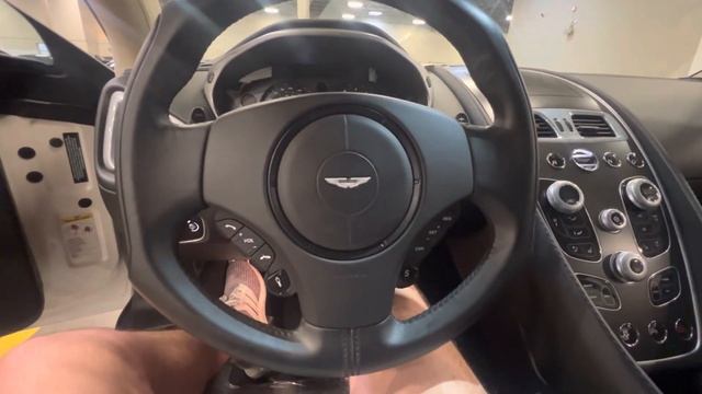 2015 Aston Martin Vanquish Volante смотреть онлайн