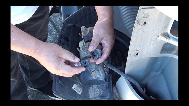 2005 GMC Yukon Denali | 00-06 Chevy Suburban [ How to Replace Rear Brake Light Bulbs ] its easy! DI смотреть онлайн