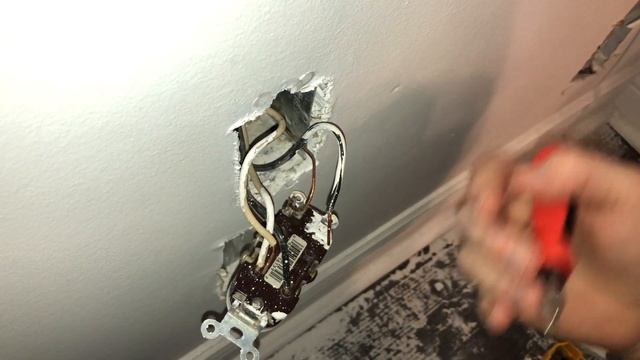 How do you release wires from an outlet? смотреть онлайн