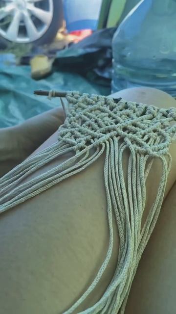 Даже на отдыхе хочется, что-нибудь сплести #macrame #макраме #минипанно #макрамешечка смотреть онлайн