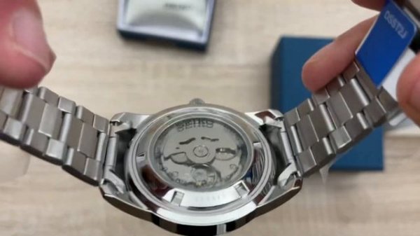 Seiko 5 Automatic Men’s Watch SNKN13J1 (Unboxing) @UnboxWatches