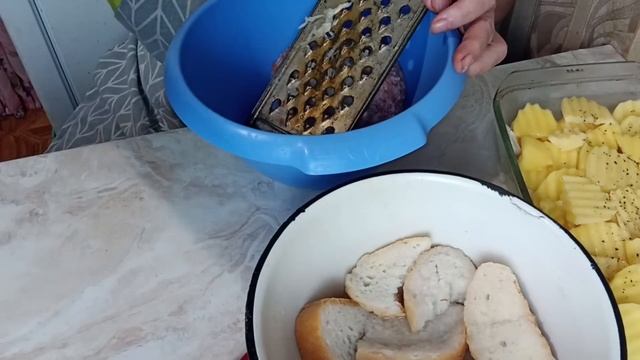 Сочные котлеты на  овощной подушке в духовке.Срочно приготовтьте этот вкусный обед.