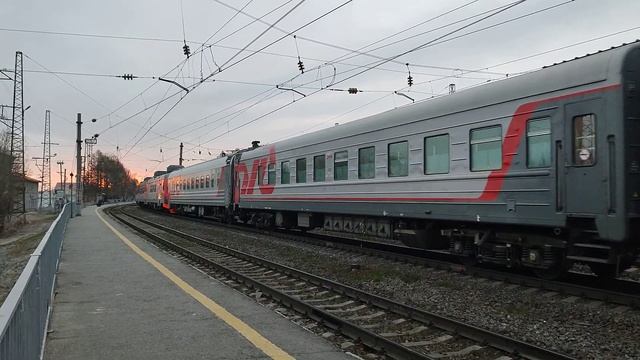 ТЭП70БС-355!!! С пассажирским составом проходит ст. Апатиты, 20.05.2022г.В хвосте состава ДТ 1-011!