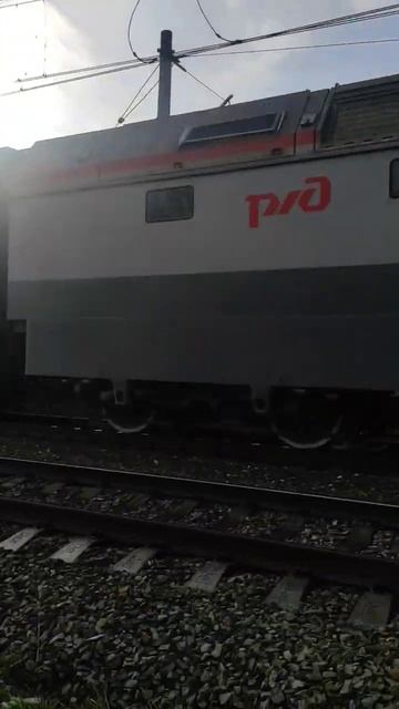 2ЭС6-821 "Синара" с грузовым поездом #ржд #жд #2эс6 #shorts смотреть онлайн