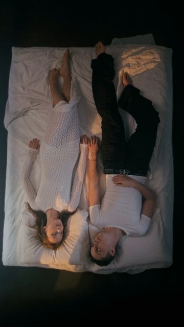 «Кем я должен стать, чтобы ты была со мной?
Строчками Цветаевой или ночной Москвой…» 💔 смотреть онлайн