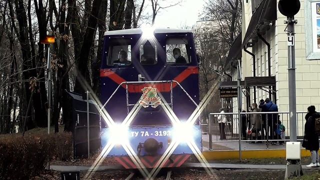 Тепловоз ТУ7А-3192 с пассажирским поездом следует по станции смотреть онлайн