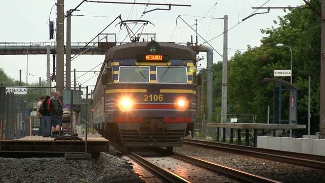 Электропоезда ЭР2-1293 и 1294 на о.п. Китсекюла / ER2-1293 & 1294 EMU's at Kitseküla смотреть онлайн