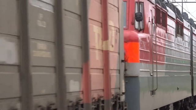Электровозы ВЛ80С-1431 и ВЛ80С-360 с грузовыми поездами смотреть онлайн