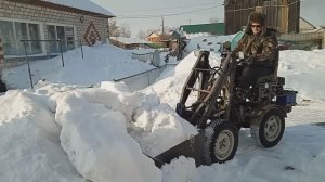 Расчищаем снег мини погрузчиком в огороде (жизнь в деревне)