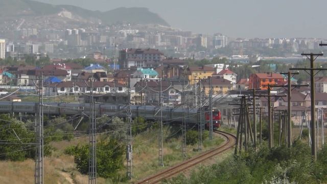 Тепловозы ТЭП70БС с пассажирскими поездами на перегоне Анапа - Гостагаевская. 2019 г. смотреть онлайн