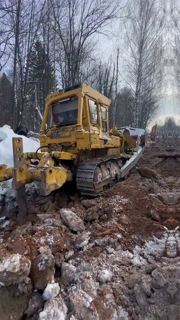 Бульдозер рыхлит мерзлоту #грунт #земля #бульдозер #бульдозеры #komatsu смотреть онлайн