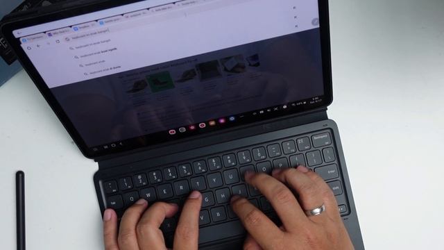 Samsung Book Cover Keyboard Tab S8 / S7 - Unboxing & Impression смотреть онлайн