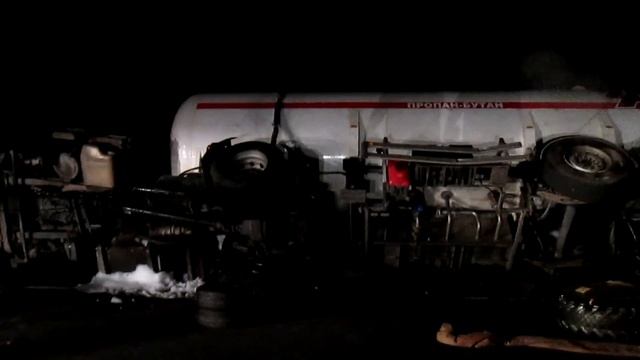 Изправяне на обърната цистерна с 10 t пропан бутан до с. Кирково, Маказа 19.05.2015 смотреть онлайн